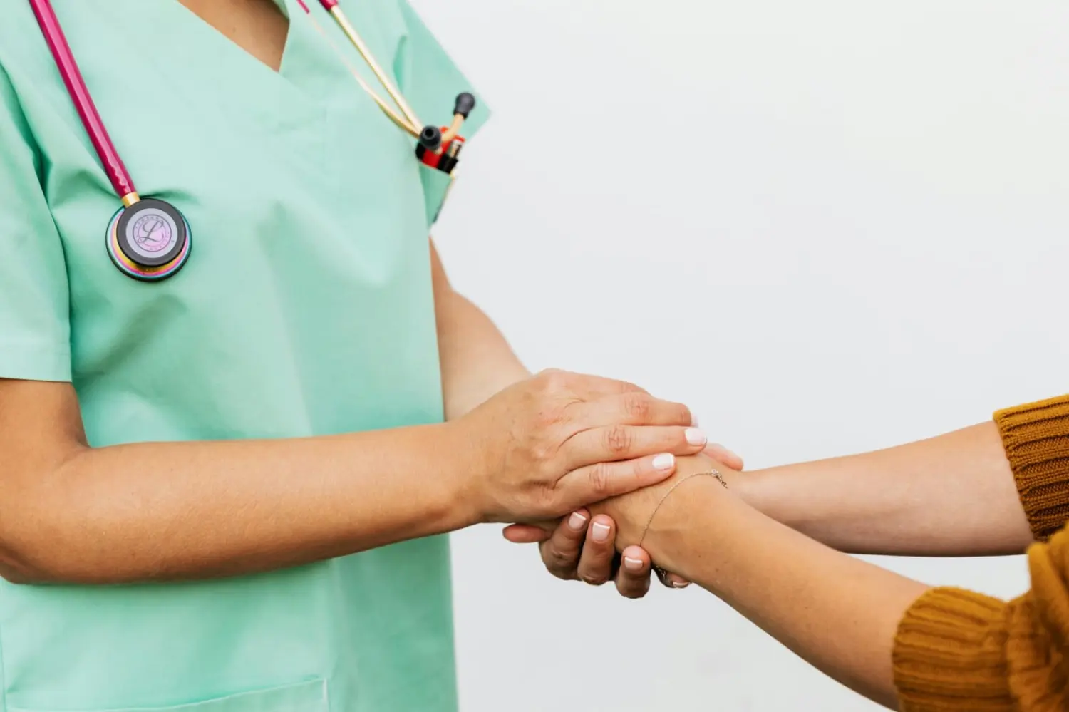 Mexikanische Krankenschwester misst den Puls des Patienten